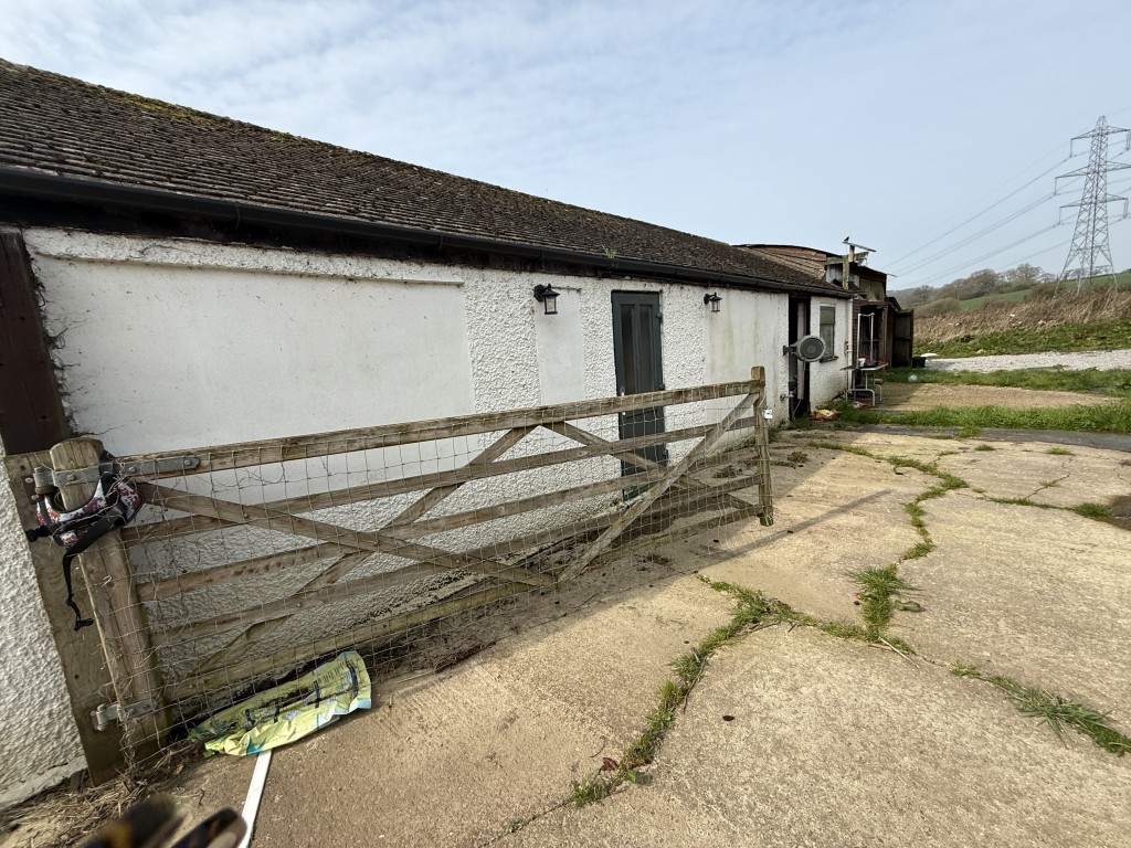 Lot: 144 - DETACHED COTTAGE WITH OUTBUILDING AND STABLES ON A SITE MEASURING OVER SIX ACRES - General view of the looseboxes